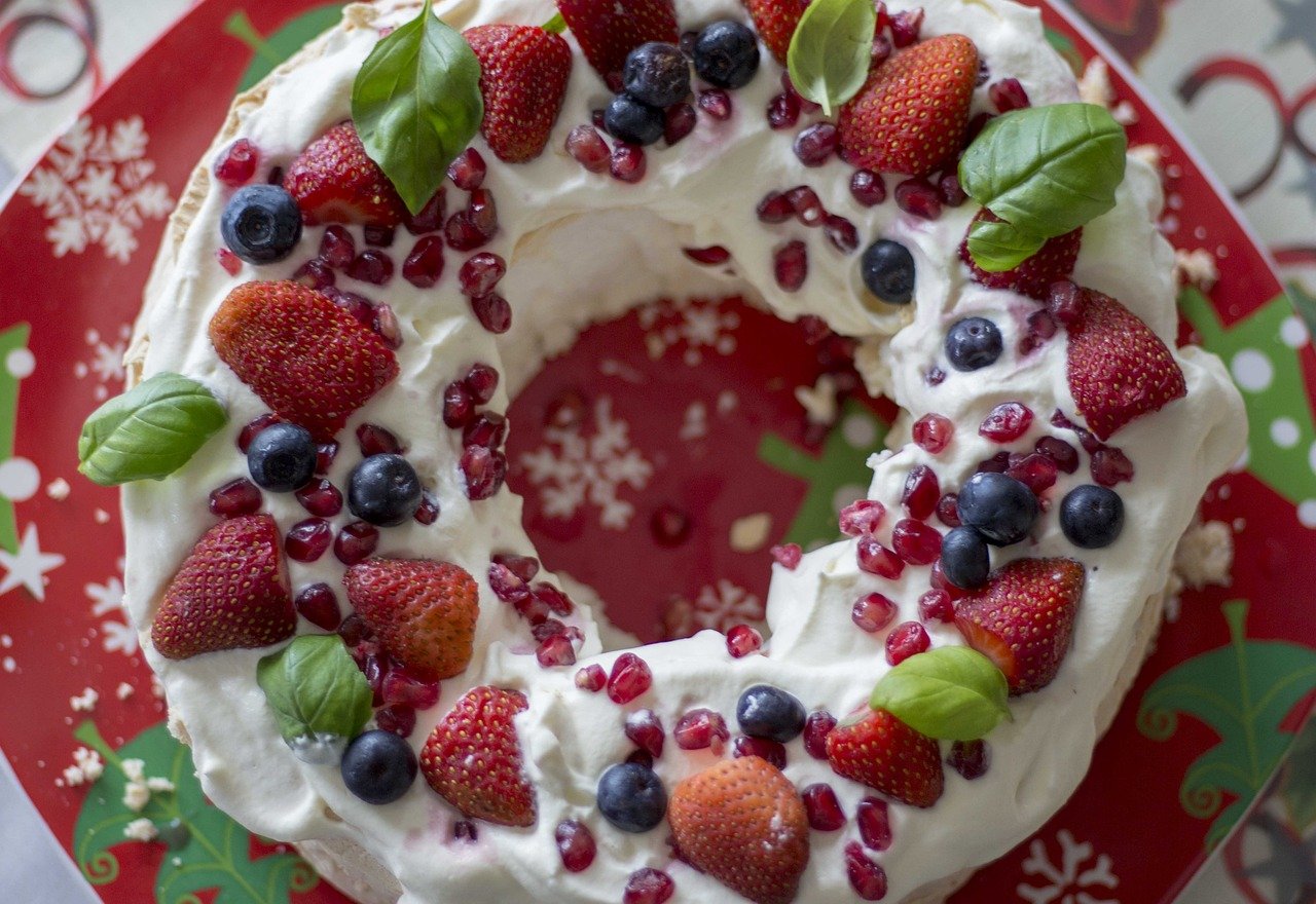 pavlova, cream, fruit