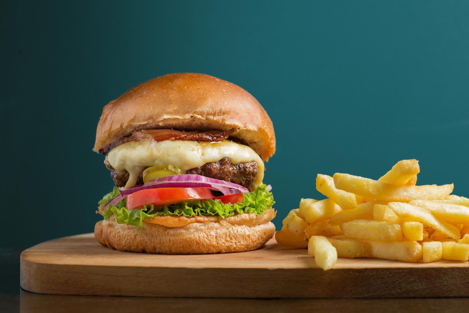 A delicious cheeseburger served with crispy golden french fries, perfect for a tasty meal.